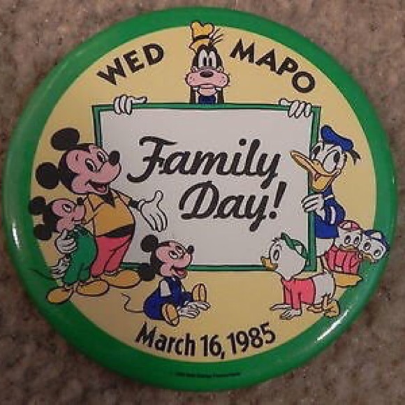 ISO: AFFORDABLE Disney Buttons - Picture 1 of 8